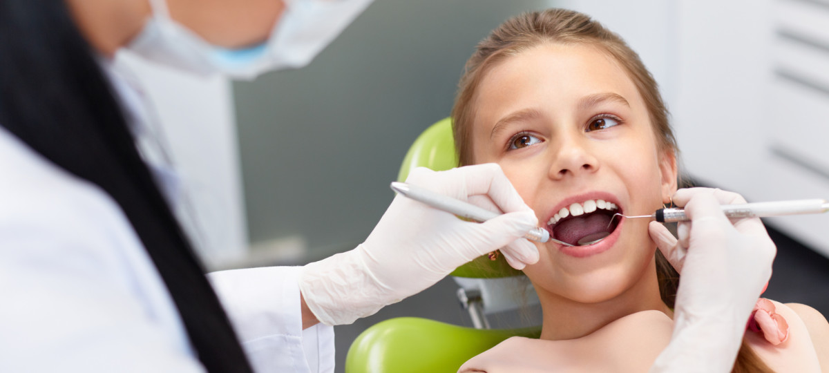 stomatolog 1200x540 - Cechy idealnego stomatologa dziecięcego