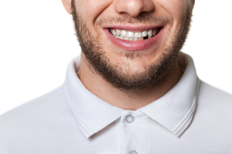 przyczyny ukruszeń i złamań zębów